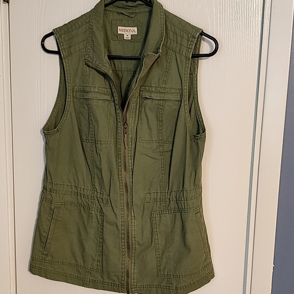 Sleeveless army utility vest